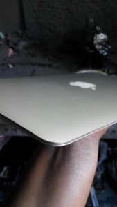 Macbook air bị móp góc